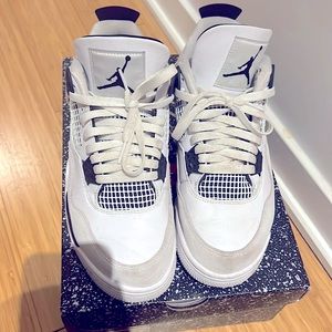 - Air Jordan 4 retro men’s size 8